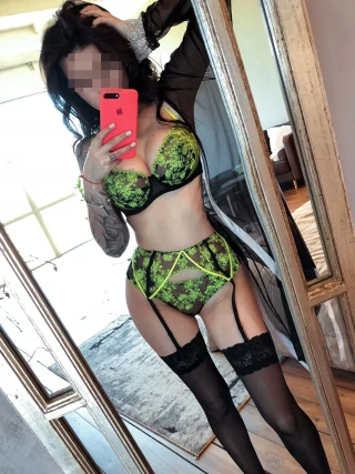 Rencontre sexe bombasse libertine tatouée de Nice qui cherche un plan à 3